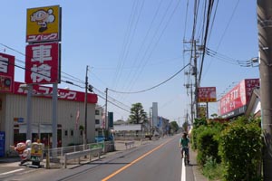 手前の道を入っていく